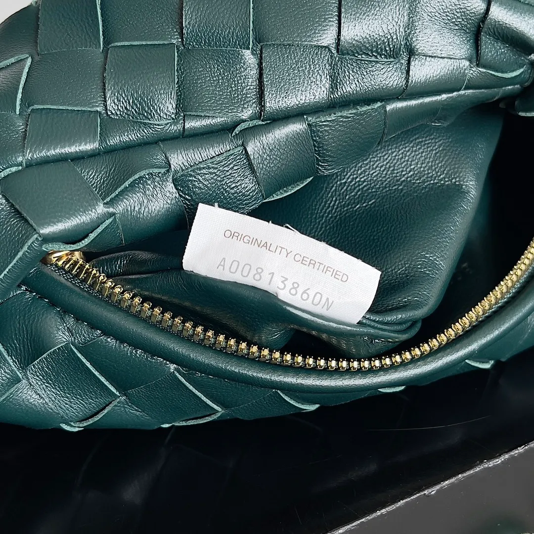 Batch 1120 Bottega veneta͙.——The latest braided and knotted hobo🔥 The top-grade lambskin leather is very soft, the bag shape is unique, practical and durable. It retains the traditional weaving elements while being a bit more flamboyant ~ Made of hand-woven sheepskin, zipper opening and closing, curved seamless structure, effortless to match. Highly recommended⚠️⚠️⚠️ The highest-end in the market🌈 Welcome to compare [Factory equipped with full package] size: 23x15x5cm.   Model: 651876